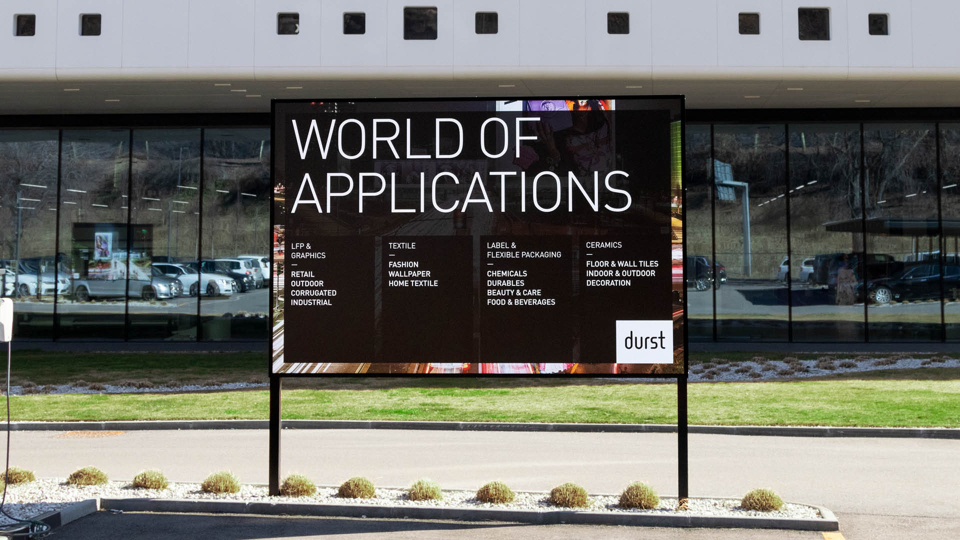 Durst Group Außenwerbung auf Firmengelände, Großfläche mit dem Thema World of Applications