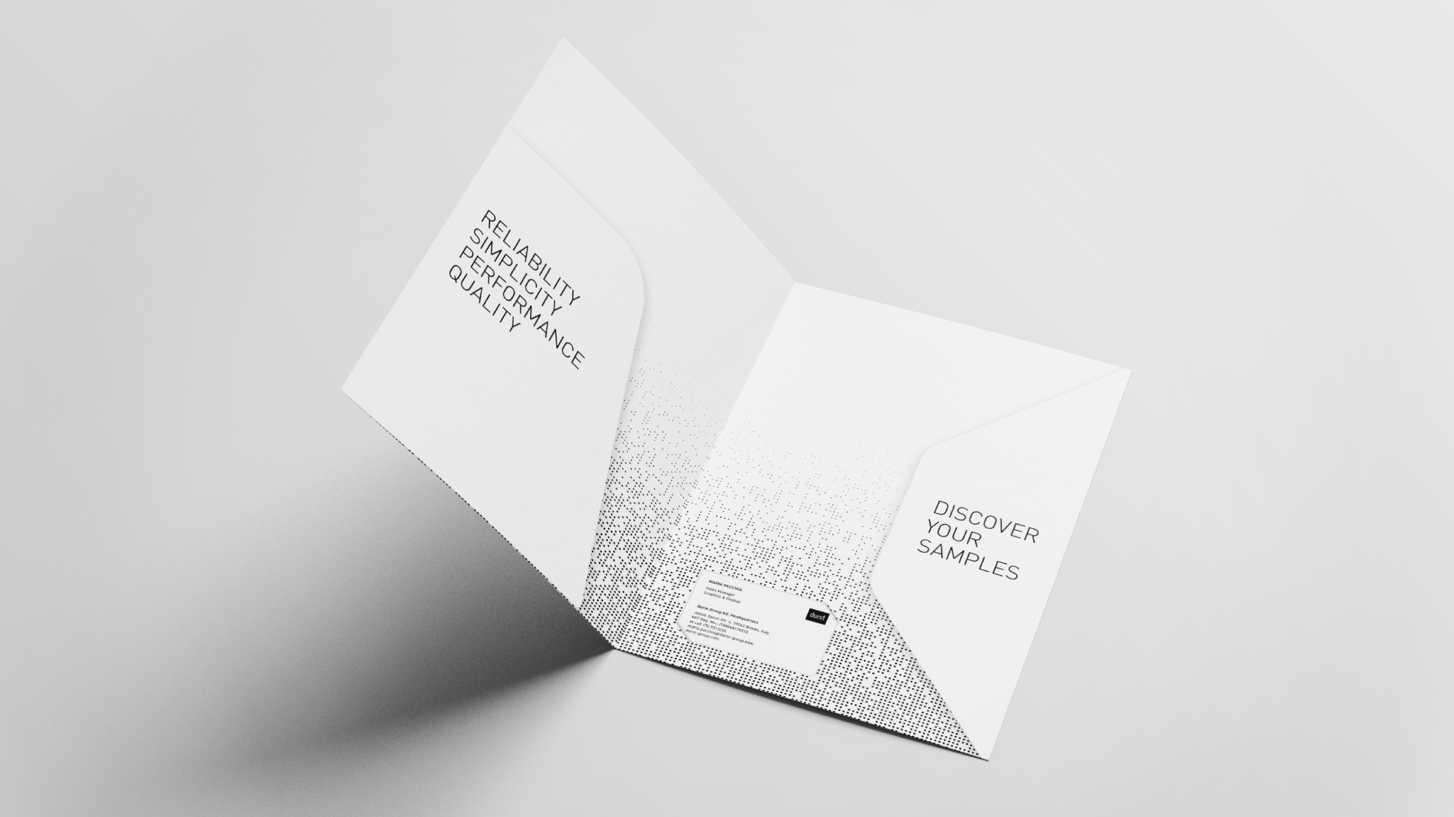 Durst, Ansicht der Innenseiten einer weißen Papiermappe mit Laschen und einer eingesteckten Visitenkarte