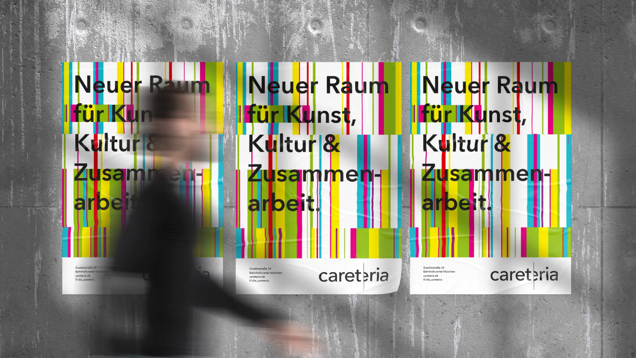 Careteria, Plakat zur Eröffnung 2024 an Wand mit vorbeilaufendem Mensch