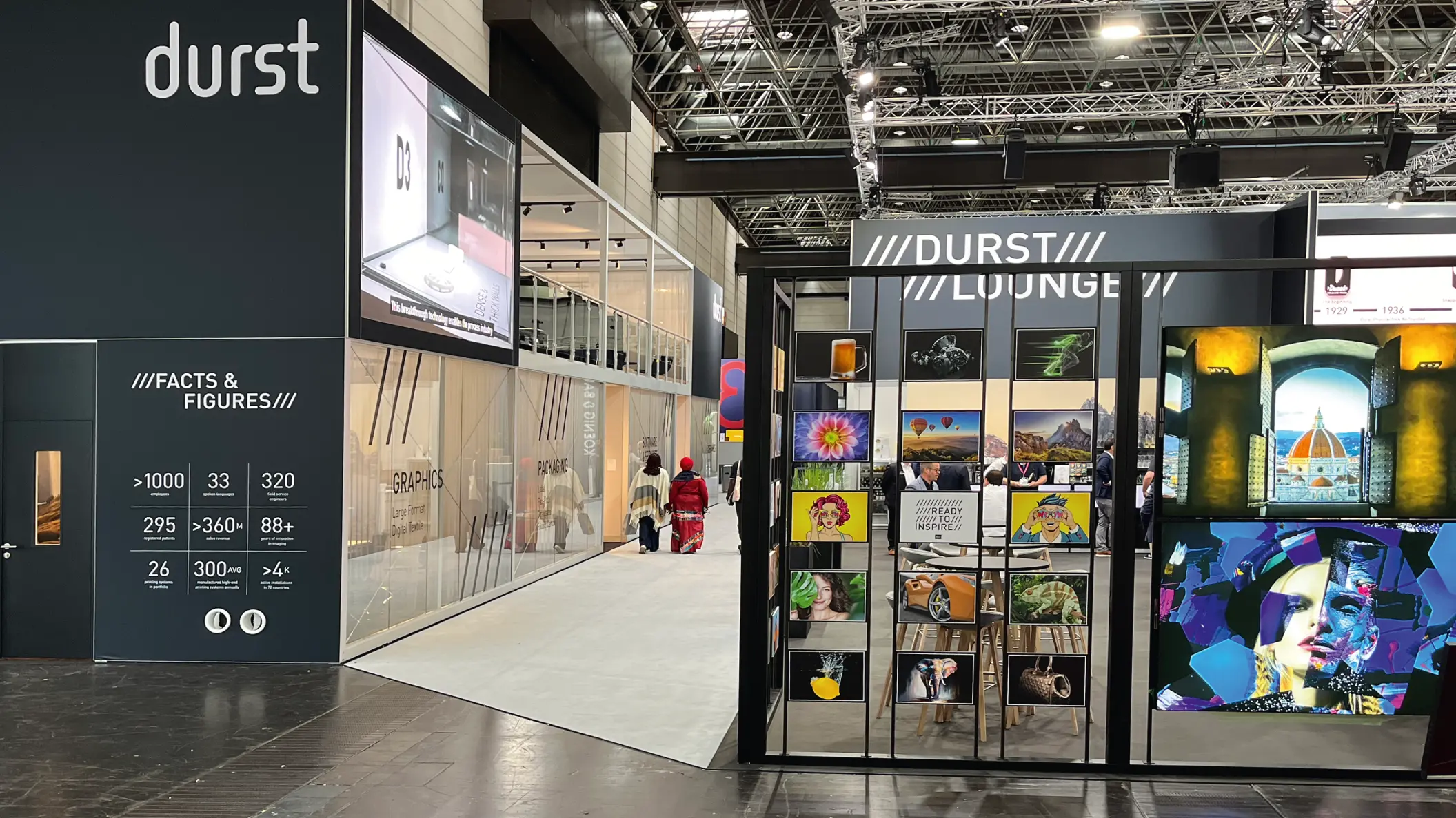 Durst Group Messestand Drupa 2024, Blick auf die Besprechungsräume und die Applicationswände mit Druckbeispielen