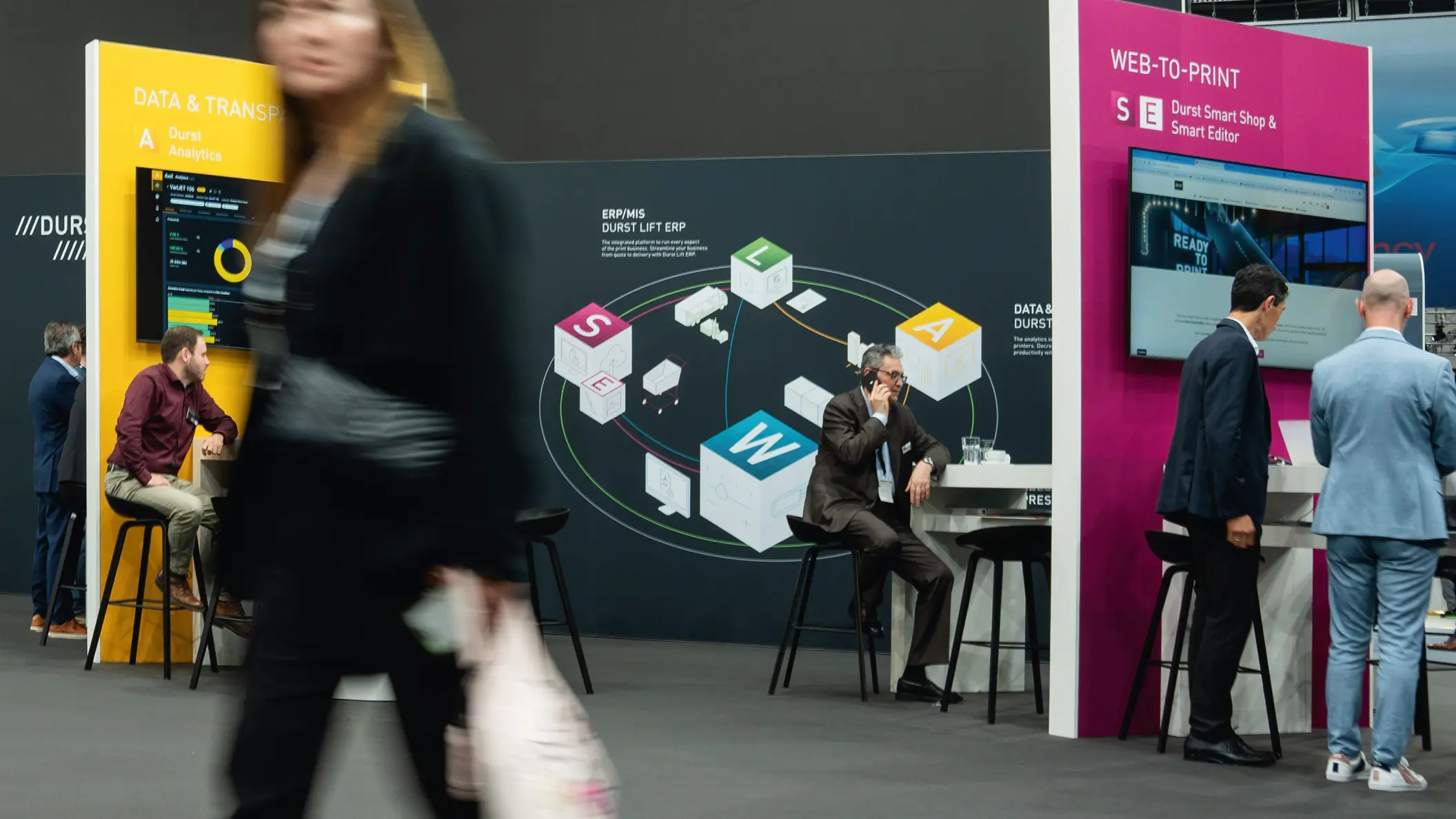 Durst, Drupa, Software & Solutions Bereich, Wand mit Workflow-Karte, Beratertische