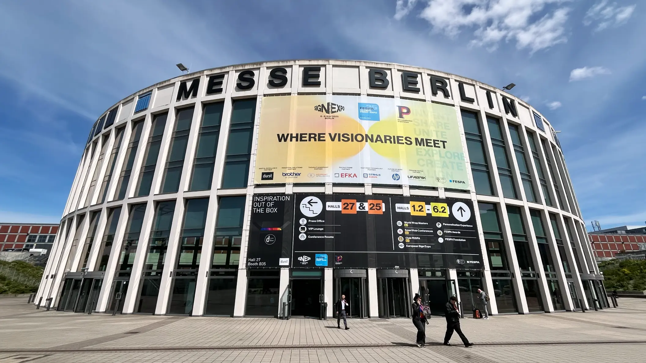 Durst, große Werbebanner für die Messe FESPA 2025 an einem kreisrunden Gebäude