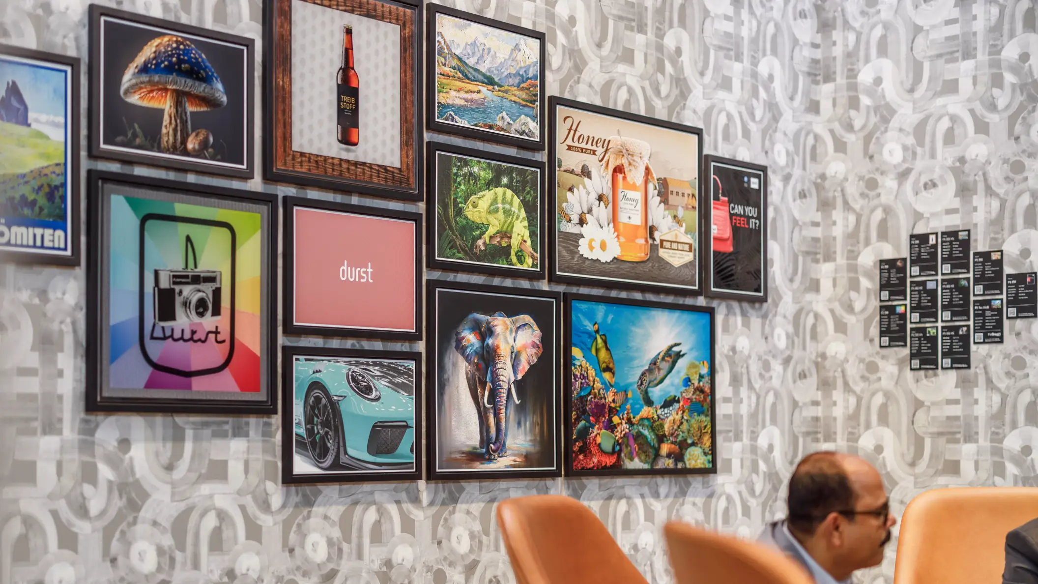 Durst Group Messestand FESPA 2023, Wand mit Anwendungen und Beispielen